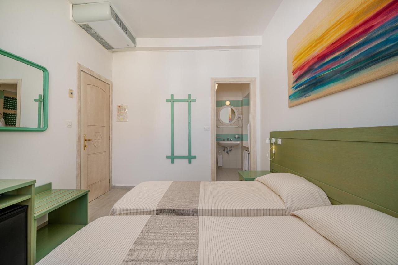Hotel Marinaro サンタ・テレーザ・ガッルーラ エクステリア 写真
